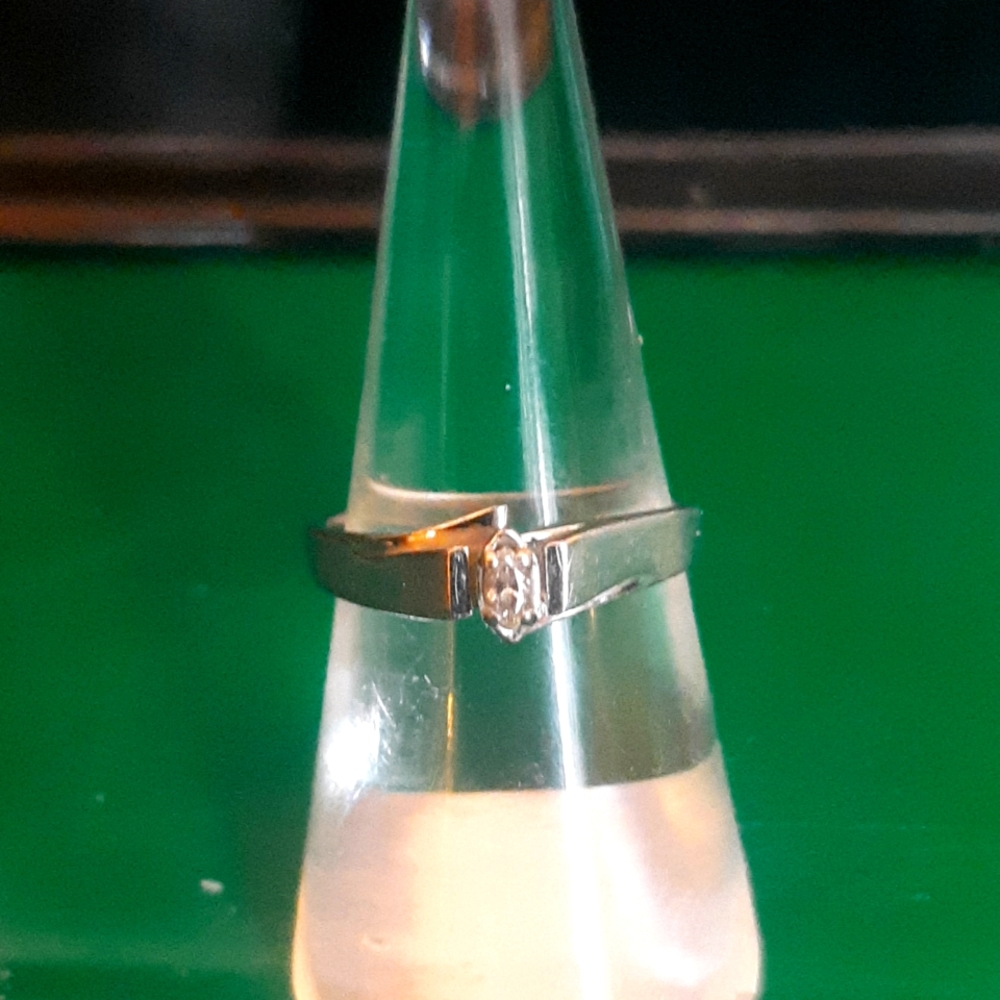 Vintage 10kt white gold .10pt diamond ring